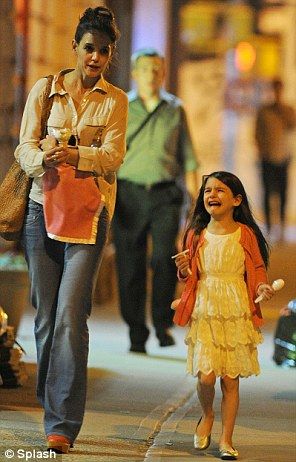 Katie Holmes Suri Cruise, Suri Cruise 2023, Tom Cruise And Suri, Suri Cruise Fashion, Kids Acting, Tom Cruise Hot, Elizabeth Holmes, Katie Holmes Style, Tantrum Kids