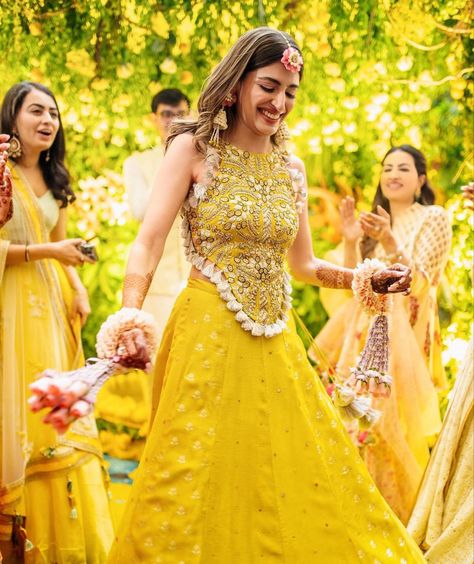 Boho Mehndi Outfit, Women Mehendi Outfit, Papa Dont Preach Haldi Outfit, Haldi Ceremony Outfit New Design, Unique Haldi Outfits For Bride Yellow, Indowestern Haldi Outfits For Bride, Bride Outfit For Haldi Ceremony, Bride Outfit For Haldi, Mehendi Dresses For Bridesmaid