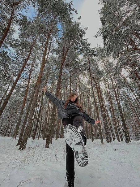 Insta Poses Ideas Winter, Winter Foto Ideas, Photo Idea In Snow, Cute Pics In The Snow, Forest Winter Photoshoot, Winter Portrait Photography Snow, Creative Winter Photoshoot Ideas, Cute Snow Photos, Instagram Photo Ideas Winter