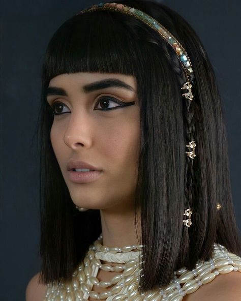 Egypt Makeup Eye, Egyptian Hairstyle, Egypt Hairstyle, Cleopatra Hairstyle, Ancient Egypt Makeup, Ancient Egyptian Hair, Ancient Egyptian Hairstyles, Ancient Egyptian Makeup, Egyptian Eyeliner