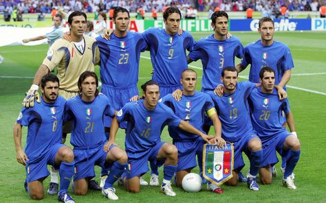 Italy - 2006 World cup Champions Team Themes, Football Team Pictures, Italian Soccer Team, Italy World Cup, Italy Team, Italy National Football Team, World Cup Teams, Andrea Pirlo, Set Wallpaper