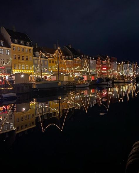 Just Wing It • Court on Instagram: "Copenhagen, Denmark ~ Nyhavn, known for its waterfront colorful houses, is all dressed up for the holiday season https://justwing.it/denmark/copenhagen/ #copenhagen #denmark #christmas #christmasmarkets #nyhavn #travel #travelblogger #justwingit #travel #smallcity #citycenter #getaway #holiday #holidays #holidayseason #christmasdecorations #christmasincopenhagen" Copenhagen New Year, Denmark Aesthetic Winter, Christmas In Denmark, Copenhagen Christmas Aesthetic, Copenhagen February, Copenhagen Winter Aesthetic, Copenhagen Denmark Christmas, Copenhagen November, Christmas Copenhagen