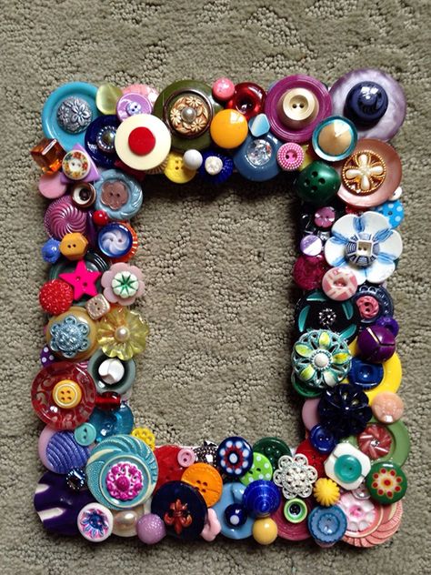 Vintage Buttons Crafts, Button Art Projects, Homemade Pictures, Button Projects, Buttons Crafts Diy, Button Frames, Bead Frame, Button Picture, Diy Buttons