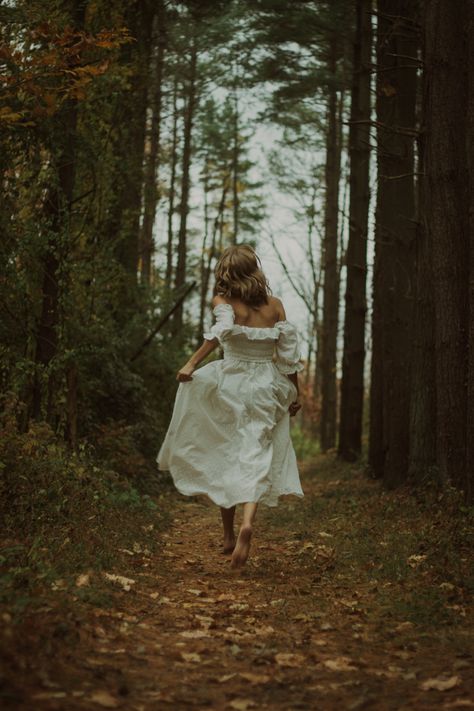 Boho Self Portrait, Earthy Boho Photoshoot, Photoshoot Ideas Outdoor Nature, Dress In Forest Photoshoot, Woodland Photoshoot Ideas, Senior Pictures Outside Nature, Cottagecore Photoshoot Aesthetic, Enchanted Forest Photography, Fall Nature Photoshoot