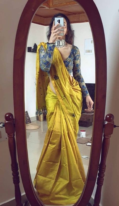 Saree Styles Aesthetic, Aesthetic Blouse Design For Saree, South Indian Sarees Modern, Sari Jacket Designs, Modern Saree Blouse Design, Modern Blouse Designs Saree, Banarsi Saree Blouse Design, Saree Look Modern, Cotton Saree Look Modern