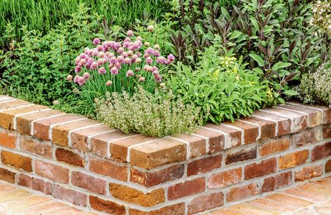 Brick Flower Bed, Brick Planter, Brick Garden Edging, Raised Flower Beds, Brick Garden, Diy Planter Box, Veg Garden, Have Inspiration, Planter Ideas