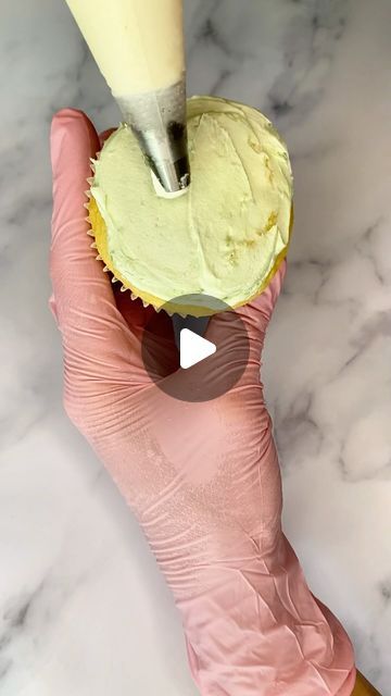 Sweet Sisters on Instagram: "I tried a new Russian piping tip that’s a little different than the normal ones and I really love it! It has a “V” groove in it that creates that little indent in the petal. 
.
.
.
#flowers #flowercupcakes #cupcakes #cupcakeflowers #piping #pipingtherapy #buttercream #buttercreamflowers #pipingbuttercream #pipingflowers #cupcakedecorating #americanbuttercream #buttercreamtutorial #flowertutorial" Piping Buttercream, Russian Piping Tips, Piping Tip, Piping Flowers, V Groove, Flower Cupcakes, Piping Tips, Buttercream Flowers, Flower Tutorial