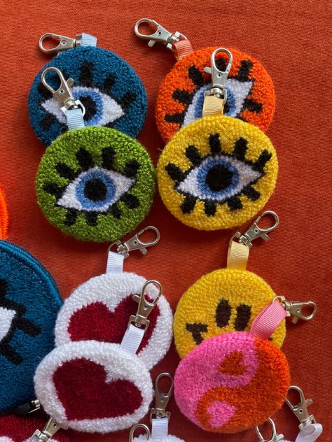 Punch needle keychain Punch Needle Keychain Tutorial, Tufted Keychain, Punch Needle Keychain Ideas, Punch Needle Rear View Mirror, Car Coasters Punch Needle, Polka Dot Tote Bag, Letter Patterns, Green Bag, Punch Needle