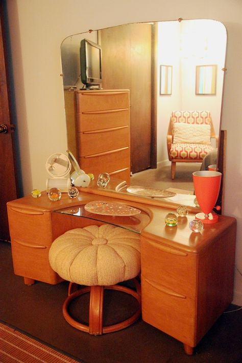 Modern Bedroom Vanities - Foter Vintage Orange Bedroom, 50s Bedroom Aesthetic, Bedroom With Vanity, 1950s Bedroom Decor, 1970s Vanity, 50s Bedroom, 50s Vanity, 1950s Bedroom, 60s Vanity