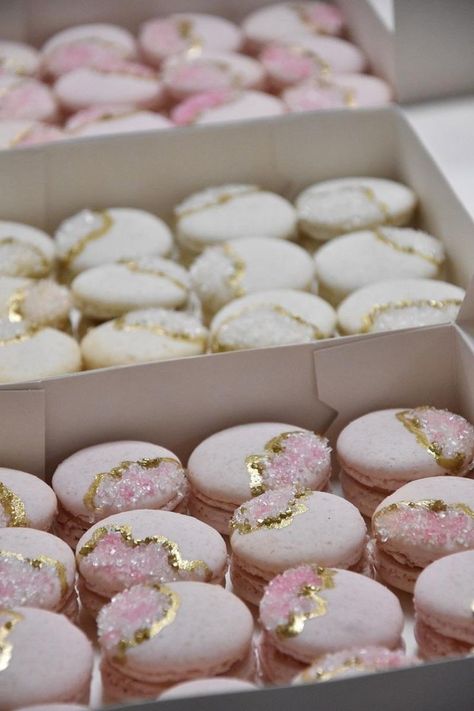 Macaron Display Ideas Presentation, Macarons Bridal, Macaroons Decoration Ideas, Macroon Ideas, Chocolate Plated Desserts, Elegant Macarons, Cute Bakery Aesthetic, Wedding Macaroons, Macaron Aesthetic