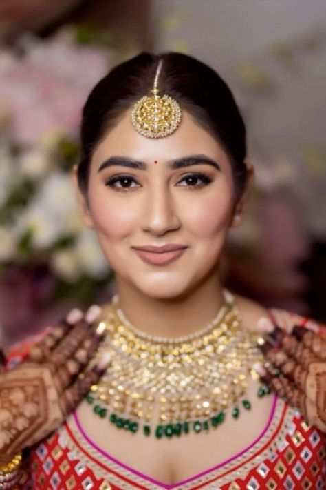 Pink Lehenga Makeup Look Simple, Minimal Makeup Bride, Subtle Bridal Makeup Indian, Soft Indian Bridal Makeup, Soft Glam Bridal Makeup Indian, Mekup Bride Simple, Pink Lehenga Makeup Look, Simple Bridal Makeup Indian, Disha Parmar Wedding