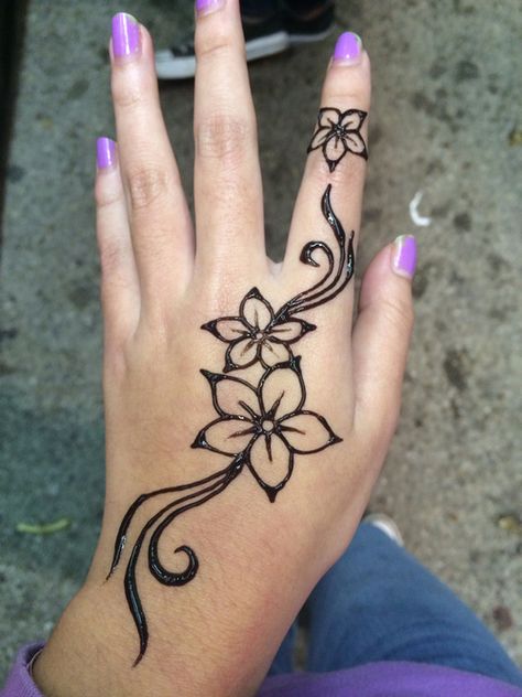 flower henna Henna Motive, Small Henna Tattoos, Small Henna Designs, Henna Designs Back, Henne Tattoo, Cute Henna Designs, Cute Henna Tattoos, Henna Style Tattoos, Small Henna