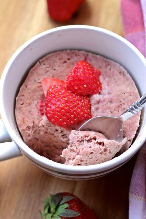 Strawberry Mug Cake, Paleo Mug Cake, Paleo Cakes, Strawberry Mug, Strawberry Gluten Free, Cake In A Mug, Paleo Cake, Cup Food, Single Serve Desserts