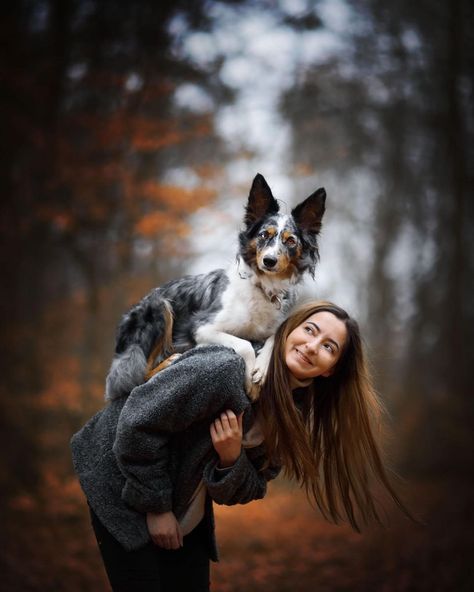 Photo With Animals, Creative Dog Photoshoot, Professional Pictures With Dogs, Poses To Do With Your Dog, Dog With Owner Photography, Pet Photoshoot With Owner, Dog Photo Ideas Instagram, Woman And Dog Photoshoot, Dog And Owner Pictures