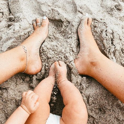 Mom Baby Beach Pictures, 2 Month Old Beach Pictures, Family Photo Shoot Beach Baby, Family Vacation Picture Ideas, Mommy And Baby Beach Pictures, Fun Family Beach Photo Ideas, Beach Pictures With Newborn, Beach Photography Ideas Family, Beach Vacation With Baby