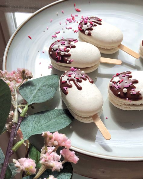 Macaroon Decoration Ideas, Macarons Ice Cream, Macaron Designs Decoration, Ice Cream Macarons, Cute Macaron Ideas, Macaron Decoration Ideas, Macaron Packaging Ideas, Macaroon Designs, Macaroons And Flowers