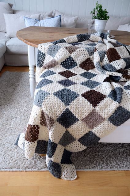 Patchwork Blanket Crochet, Bedsheet Ideas, Crochet Patchwork Blanket, Designer Bed, Crochet Blanket Pattern Easy, Easy Crochet Blanket, Mode Crochet, Crochet Blanket Designs, Crochet Throw Blanket