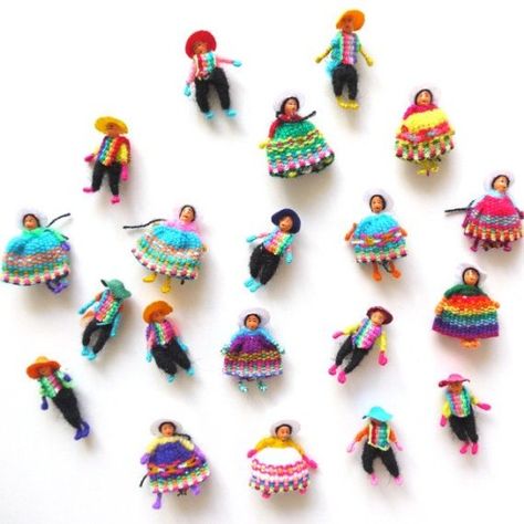 Guatemalan finger puppets Guatemalan Worry Dolls, Small Dolls, Worry Dolls, Yarn Dolls, Doll Diy Crafts, Pin Doll, Tiny Dolls, Doll Play, Doll Gift