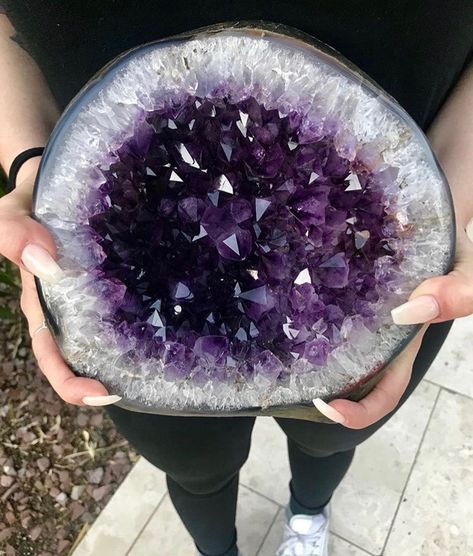 pinterest: carissa_dove ॐ Geode Aesthetic, Geode Crystals, Pretty Crystals, Rocks Crystals, Crystal Vibes, Crystal Aesthetic, Beautiful Crystals, Image Swag, Pretty Rocks