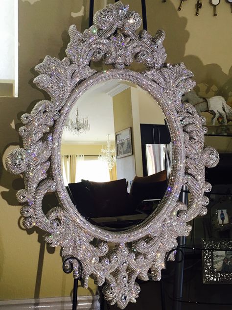 Bling Mirror, Glitter Furniture, Mirror Makeover, Venetian Mirrors, Custom Mirrors, Glam Room, Vintage Jewelry Crafts, Glam Decor, Mirrored Furniture