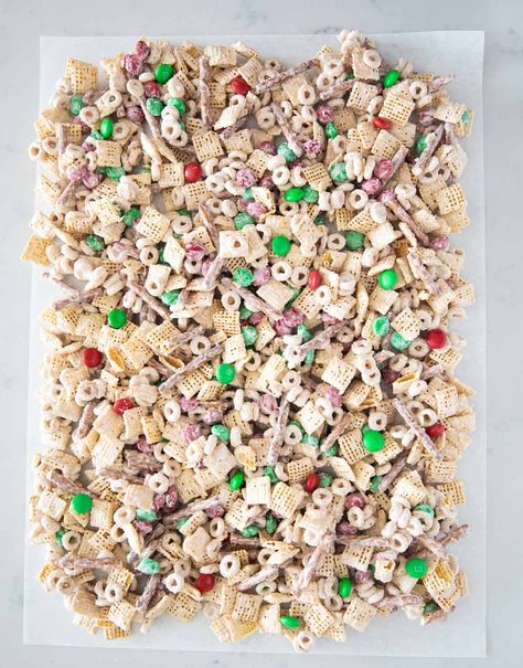 Sweet and salty Christmas chex mix made with just 5 simple ingredients. This is the perfect no-bake dessert recipe to have in your back pocket during the busy holiday season! Holiday Chex Mix Recipes, Tiramisu Pie, Chex Mix Recipes Christmas, Christmas Chex Mix, Xmas Snacks, Christmas Snack Mix, Chex Recipes, Sweet Chex Mix, Sweet Chex