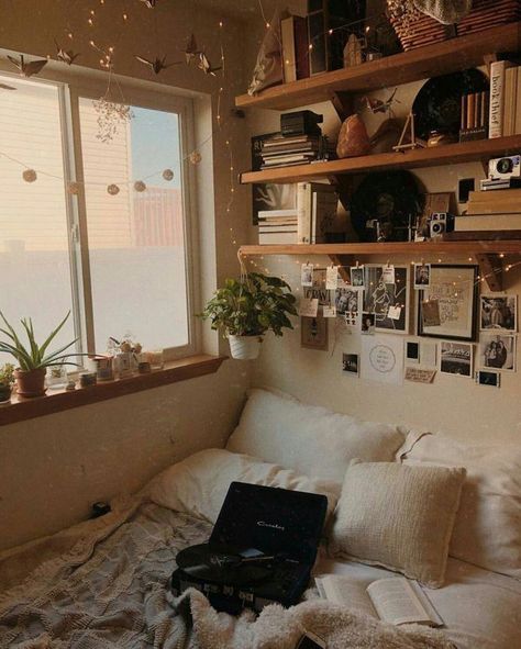 These Bedrooms are Dripping With Cozy- design addict mom #plants #bedroom #bedroominspo Viktoria Dahlberg, Artsy Bedroom, Potpourri Christmas, Aesthetic Bedroom Ideas, Dekorasi Kamar Tidur, Christmas Potpourri, Stovetop Potpourri, Minimalist Room, Aesthetic Rooms