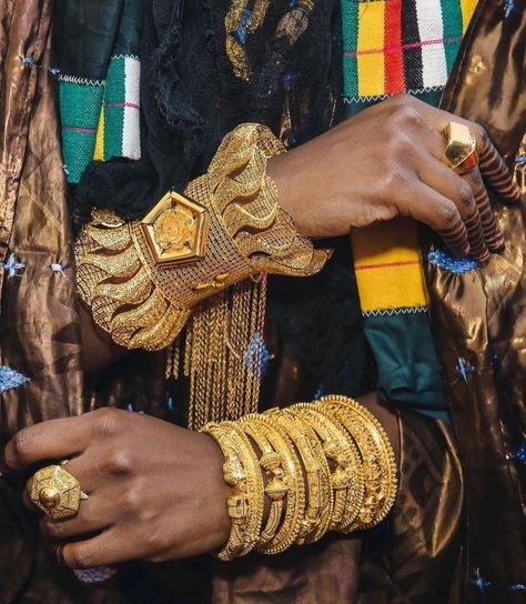 African Traditional Jewellery, African Gold Aesthetic, West African Jewelry, Mali Aesthetic, Nigerian Aesthetic, Mali Culture, African Brass Beads, Dope Jewelry Accessories, African Princess