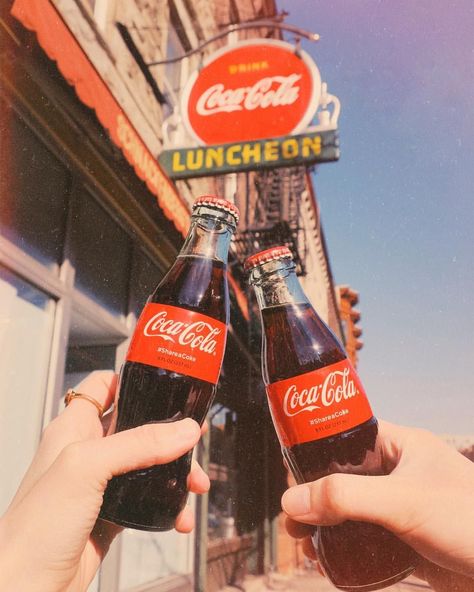 Coca Cola Aesthetic, Cola Aesthetic, Coke Vintage, Coca Cola Wallpaper, Share A Coke, Vintage Diner, Wallpaper Retro, 70s Aesthetic, Fotografi Vintage