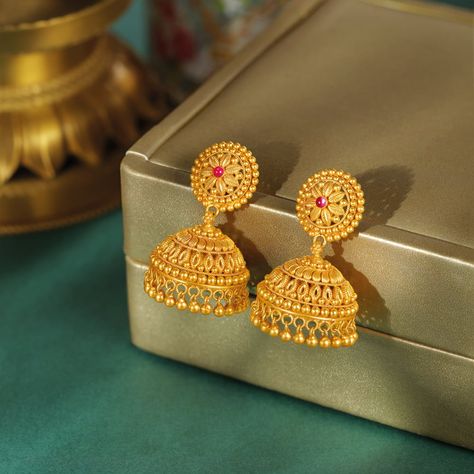 An exquisite collection of gold jhumka earrings is available at Kalyan Jewellers. Our jhumka designs in gold are unique. Gold Necklace With Jhumka, Earing Jhumka Design, Gold Earrings Designs Traditional, Bridal Jhumkas Gold, Gold Earrings Latest Designs, Jumki Design Gold Latest, Jumka Design Gold Bridal, Gold Jimikki Earrings, Unique Gold Jhumka Designs