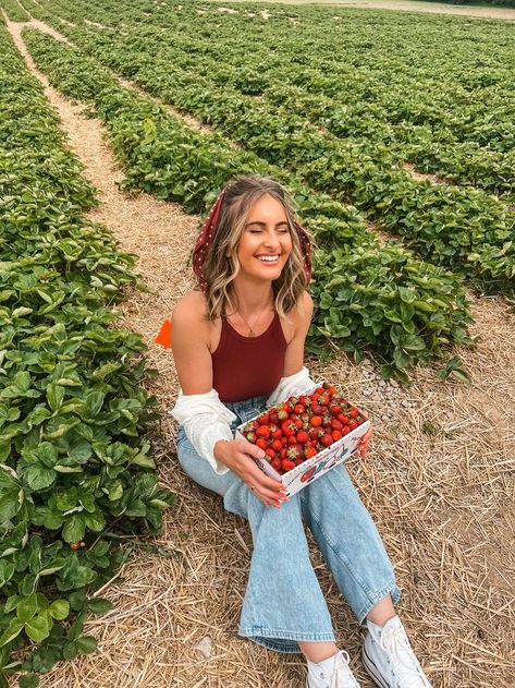 Raspberry Picking Outfit, Strawberry Field Outfit, Strawberry Patch Outfit Ideas, Fruit Picking Photoshoot, Cute Strawberry Picking Outfits, Strawberry Picking Outfit Aesthetic, Strawberry Picking Photoshoot, Berry Picking Photoshoot, Strawberry Patch Photoshoot