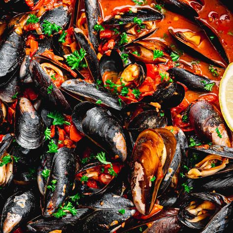 Mussel Pot Recipe, Spanish Mussels Recipe, Mussels Recipe Tomato, Thai Mussels, Mussels Recipes, Chilli Mussels, Chilli Pasta, Chili Seasoning Recipe, Quick Appetizer