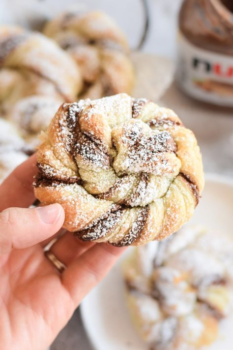 Nutella Puff Pastry Nutella Bread Twist, Nutella Knots Recipe, Nutella Pastry Knots, Nutella Thanksgiving Dessert, Puff Pastry Nutella Twist, Puff Pastry Recipes With Nutella, Nutella Pastry Star Wreath, Chocolate Twist Pastry, Nutella Pastry Wreath