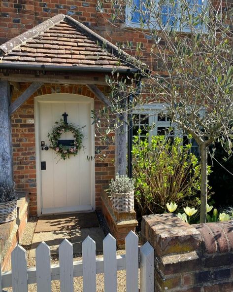 Cotswolds Style, Cottage Curb Appeal, Terrace Cottage, Cottage Front Garden, Cottage Front Porch, Cottage Doors, Old English Cottage, English Cottage Interiors, Cottage Front Doors