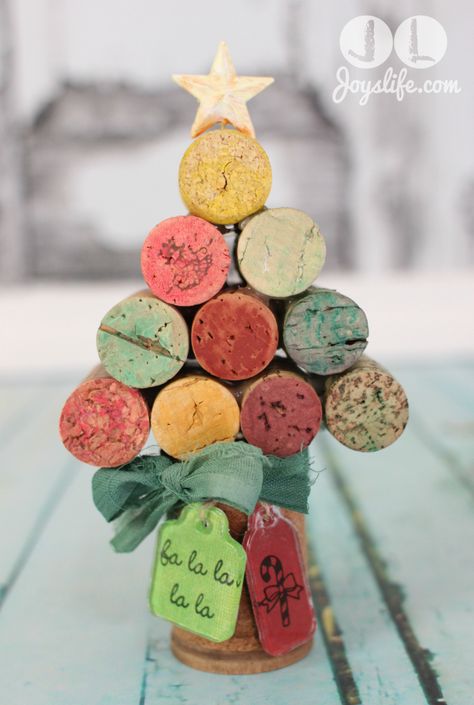 So, so cute!  Color wine corks with #Gelatos for a colorful home decor piece! By Joy Dickson. Cork Christmas Tree, Wine Cork Christmas, Wine Cork Christmas Tree, Cork Christmas, Cork Christmas Trees, Wine Cork Ornaments, Cork Ornaments, Wine Craft, Alternative Christmas