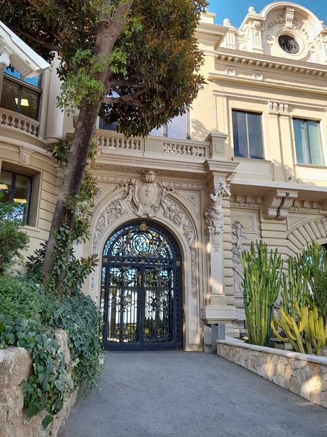 Old Money Aesthetic Places, Real Old Money Aesthetic, Old Money Mansion Entrance, Old Money Hamptons Aesthetic, Huge Old Money Mansion, Old Money Aesthetic Bathroom, Old Money Buildings, Old Fashion Mansion, Casas Old Money