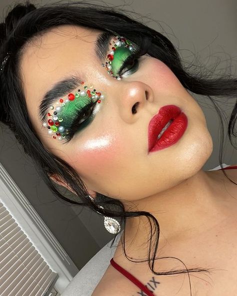 Ruth Mijares on Instagram: "It’s beginning to look like Christmas 🎄 #makeupartist #christmas #fyp" Green Eye Makeup Christmas, Christmas Ball Makeup, Grinch Glam Makeup, Christmas Makeup Glam, Christmas Inspired Makeup Looks, Xmas Makeup Ideas, Xmas Eye Makeup, Christmas Hair And Makeup, Crazy Christmas Makeup