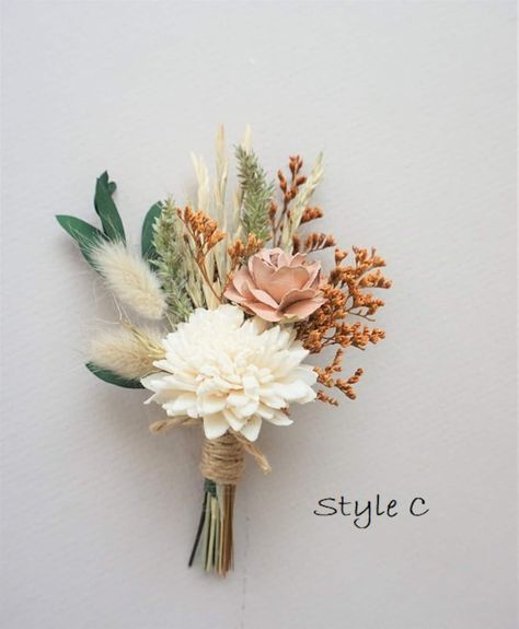 Bootinterieur Wedding Diy, Boho Boutineer Ideas, Fall Corsages Wedding Mothers, Beige Boutonniere, Western Corsage, Neutral Boutonniere, Fall Corsage, Boho Wedding Boutonniere, Corsage Wedding Mother