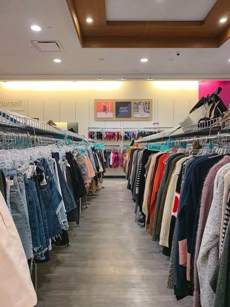 Shop secondhand. The post 9 Best Consignment Stores in Toronto appeared first on Diary of a Toronto Girl. Picture Of Clothes To Sell, Clothes Buy Shopping, Consignment Shop Ideas, Clothes Shop Design Ideas, Selling Clothes Photo Ideas, Clothe Store, Sale On Clothes, Underconsumption Core, Pictures Of Clothes