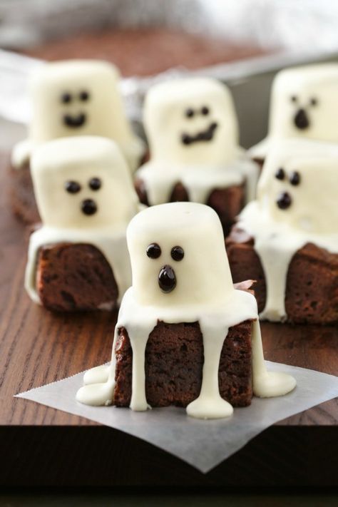 These adorable ghost-topped brownies are so cute it’s scary! There’s no trick to making these simple Halloween treats—all it takes is boxed brownie mix, ready-made frosting, marshmallows and black decorating gel. No wonder this is one of our most-shared dessert recipes! Creative Halloween Treats, Halloween Brownies, Dessert Halloween, Postres Halloween, Recetas Halloween, Dulces Halloween, Minion Cupcakes, Wallpaper Halloween, Halloween Goodies