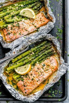 Salmon and Asparagus Foil Packs with Garlic Lemon Butter Sauce - #recipe #eatwell101 #paleo #keto - Whip up something quick and delicious tonight! - #recipe by #eatwell101 Salmon And Asparagus In Foil, Garlic Lemon Butter Sauce, Salmon In Foil Recipes, Baked Salmon And Asparagus, Delicious Salmon Recipes, Foil Pack Meals, Foil Packs, Salmon And Asparagus, Lemon Butter Sauce