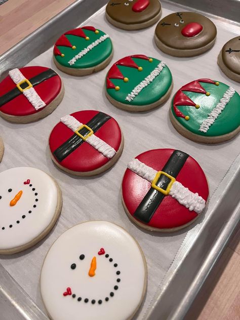 Christmas Sugar Cookie Designs, Iced Christmas Cookies, Gingerbread House Ideas, Christmas Sugar Cookies Decorated, Cute Christmas Cookies, Royal Iced Cookies, The Best Dessert, Sugar Cookie Icing, Elf Activities