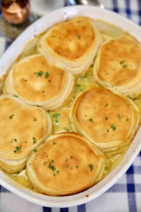 The easiest chicken pot pie casserole recipe with biscuit topping Best Easy Chicken Pot Pie Recipe, Easy Chicken Pot Pie Casserole, Chicken Pot Pie Recipe With Biscuits, Biscuit Pot Pie, Pot Pie Recipe Easy, Biscuit Chicken Pot Pie, Easy Chicken Pot Pie Recipe, Best Chicken Pot Pie, Pot Pie Casserole