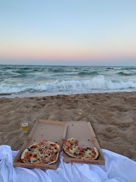 Pizza Picnic Beach, Pizza Beach Date, Beach Pizza Picnic, Pizza Picnic Aesthetic, Fun Picnic Ideas, Pizza And Champagne, Sleepover Board, Pizza On The Beach, Pizza Picnic