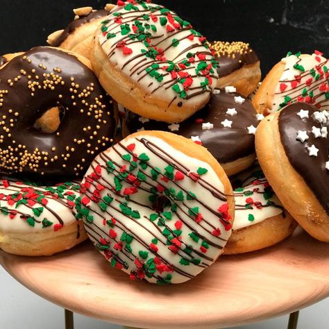 Glazed Sour Cream Donuts, Lemon Glazed Donuts, Donut Decorating Ideas, Strawberry Filled Donuts, Donut Makers, Donut Toppings, Powdered Donuts, Christmas Donuts, Apple Donuts