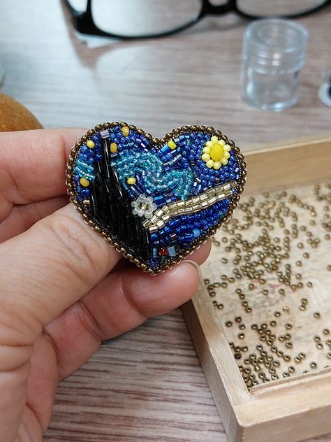 Brooch "I love Vincent van Gogh" Embroidery Brooch Diy, Handmade Brooches Ideas, Beaded Brooch Diy, Love Vincent, Beaded Broches, Brooch Ideas, Beads Brooch, Bead Brooch, Beaded Crown