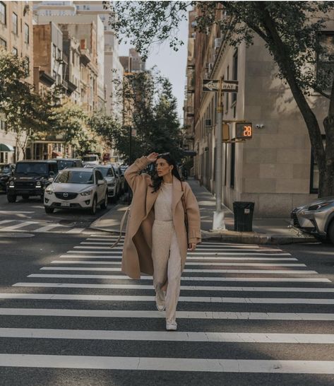 Dc Portrait Photography, Outdoor Photoshoot Ideas For Women City, Portrait Poses For Women Outdoor City, French Style Photoshoot, Crossing The Street Photography, Lifestyle City Photography, Outside Lifestyle Photography, Women City Photoshoot, Fall Street Photography