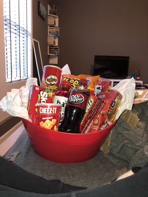 red basket gift idea Red Candy Basket Ideas, Red Color Baskets Gift Ideas, Red Valentines Basket For Him, Red Birthday Gift Baskets, Red Birthday Box Ideas For Best Friend, Candy Baskets Ideas, Red Birthday Box Ideas, Red Christmas Basket Gift Ideas, Red Birthday Basket For Boyfriend