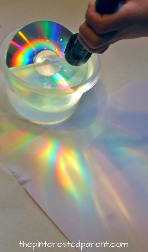 Make a rainbows using a CD and a flashlight or sunlight. Simple science fun for preschoolers and kids Vetenskapliga Experiment, Rainbow Experiment, Rainbow Activities, Penanda Buku, Simple Science, Kid Science, Kid Experiments, Painted Rainbow, Easy Science