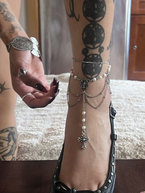 kiani jade ౨ৎ (@AMISHM0M) on X Beach Trends, Pearl Anklet, Rosary Bracelet, Dope Jewelry, Funky Jewelry, Pretty Tattoos, Cross Charms, Jewelry Inspo, Grunge Fashion