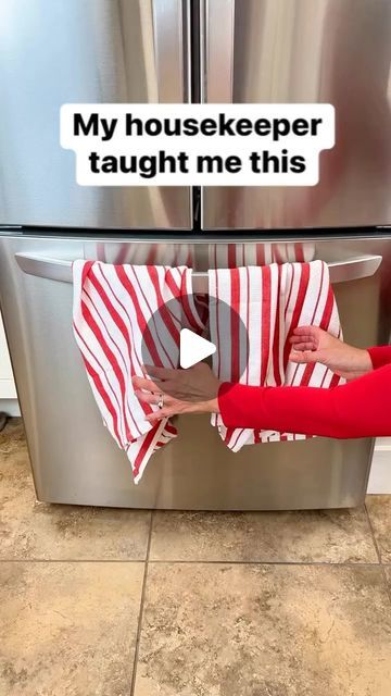 Liz & Jeff on Instagram: "How to fold dish towels into a beautiful bow #housekeeping #maid #kitchendecor #pretty #christmasdecor #candycane" Ways To Hang Kitchen Towels, How To Fold Kitchen Towels For Gifts, Hanging Dish Towels Diy, Folding Kitchen Towels, Hanging Dish Towel Pattern, Folding Towels Fancy, Washcloth Folding, Hand Towel Display, Dish Towels Diy